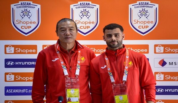 Ketua Jurulatih Selangor FC Kim Pan Gon (kiri) bersama pemain Selangor FC Hugo Boumous (kanan) bergambar selepas sidang media Perlawanan Akhir Piala Shopee antara Selangor FC dan Buriram United FC di Stadium MBPJ/Foto BERNAMA