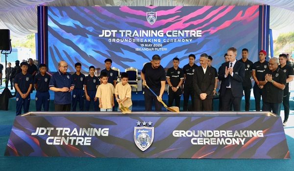 Majlis pecah tanah disempurnakan Duli Yang Amat Mulia Tunku Mahkota Ismail, Pemangku Sultan Johor, bersama anakanda baginda, Raja Muda Johor, Tunku Iskandar Tunku Ismail dan Tunku Abu Bakar Ibrahim Tunku Ismail./Foto JOHOR Southern Tigers