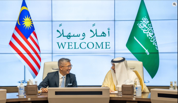 Menteri Pelaburan, Perdagangan dan Industri, Tengku Datuk Seri Zafrul Abd Aziz mengadakan pertemuan bersama Menteri Pelaburan Arab Saudi, Khalid Al-Falih di Riyadh./ FB Tengku Zafrul