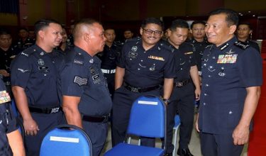 PEKAN, 19 Jun -- Ketua Polis Pahang Datuk Seri Yahaya Othman (kanan) beramah mesra dengan sebahagian anggota polis yang hadir pada Majlis Penyerahan Memorandum Persefahaman (MoU) antara Yayasan Pembangunan Ekonomi Islam Malaysia bersama Polis Diraja Malaysia Pahang dan Amanat Ketua Polis Pahang Bersama Ibu Pejabat Polis Daerah (IPD) Pekan di Dewan Konvensyen Majlis Perbandaran Pekan hari ini.

--fotoBERNAMA (2026) HAK CIPTA TERPELIHARA