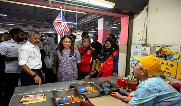 KUALA LUMPUR, 19 Jun -- Menteri di Jabatan Perdana Menteri (Wilayah Persekutuan) Hannah Yeoh (depan dua, kiri) melawat Lestari Niaga di Pusat Transformasi Bandar (UTC) Sentul hari ini.

Turut hadir Datuk Bandar Kuala Lumpur Datuk Seri Fadlun Mak Ujud (depan kiri).

--fotoBERNAMA (2026) HAK CIPTA TERPELIHARA