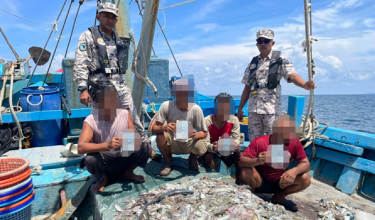 Seorang tekong dan tiga kru warga Thailand ditemukan di dalam vesel berkenaan / Foto MARITIM KEDAH PERLIS