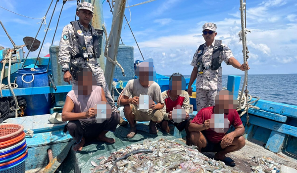 Seorang tekong dan tiga kru warga Thailand ditemukan di dalam vesel berkenaan / Foto MARITIM KEDAH PERLIS