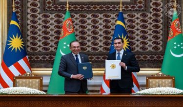 Perdana Menteri, Datuk Seri Anwar Ibrahim dan Presiden Turkmenistan, Serdar Berdimuhamedov menyaksikan sesi pertukaran dokumen penting antara kedua-dua negara di sini. / Foto FB Perdana Menteri, Datuk Seri Anwar Ibrahim