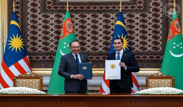 Perdana Menteri, Datuk Seri Anwar Ibrahim dan Presiden Turkmenistan, Serdar Berdimuhamedov menyaksikan sesi pertukaran dokumen penting antara kedua-dua negara di sini. / Foto FB Perdana Menteri, Datuk Seri Anwar Ibrahim