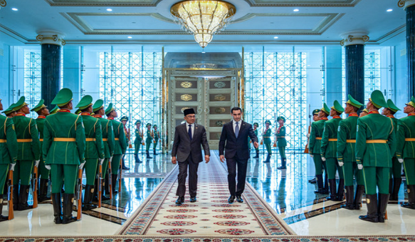 Perdana Menteri Datuk Seri Anwar Ibrahim (kiri) bersama Presiden Turkmenistan Serdar Berdimuhamedov menghadiri istiadat sambutan rasmi di Istana Presiden, hari ini. / Foto BERNAMA
