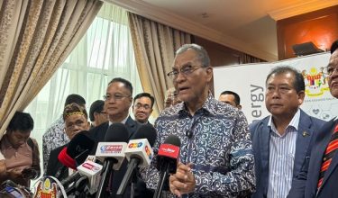 Menteri Kesihatan Datuk Seri Dr Dzulkefly Ahmad (berdiri, tengah) dan Timbalan Menteri Digital Datuk Wilson Ugak Kumbong (berdiri dua, kanan) menyaksikan majlis menandatangani Memorandum Persefahaman (MoU) Pembinaan Baharu Klinik Kesihatan Bakun-Murun antara Kementerian Kesihatan yang diwakili Ketua Ketua Setiausaha kementerian berkenaan, Datuk Seri Hasnol Zam Zam Ahmad (duduk, kiri) dan SEB Power Sdn Bhd diwakili Ketua Pegawai Eksektifnya, Bunyak Lunyong (duduk, kanan) di Putrajaya, hari ini. / Foto BERNAMA