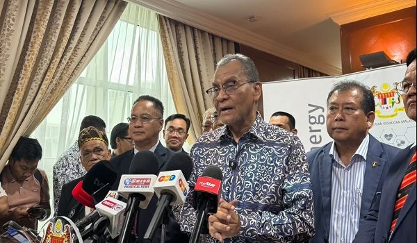 Menteri Kesihatan Datuk Seri Dr Dzulkefly Ahmad (berdiri, tengah) dan Timbalan Menteri Digital Datuk Wilson Ugak Kumbong (berdiri dua, kanan) menyaksikan majlis menandatangani Memorandum Persefahaman (MoU) Pembinaan Baharu Klinik Kesihatan Bakun-Murun antara Kementerian Kesihatan yang diwakili Ketua Ketua Setiausaha kementerian berkenaan, Datuk Seri Hasnol Zam Zam Ahmad (duduk, kiri) dan SEB Power Sdn Bhd diwakili Ketua Pegawai Eksektifnya, Bunyak Lunyong (duduk, kanan) di Putrajaya, hari ini. / Foto BERNAMA