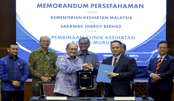 Menteri Kesihatan Datuk Seri Dr Dzulkefly Ahmad (berdiri, tengah) dan Timbalan Menteri Digital Datuk Wilson Ugak Kumbong (berdiri dua, kanan) menyaksikan majlis menandatangani Memorandum Persefahaman (MoU) Pembinaan Baharu Klinik Kesihatan Bakun-Murun antara Kementerian Kesihatan yang diwakili Ketua Ketua Setiausaha kementerian berkenaan, Datuk Seri Hasnol Zam Zam Ahmad (duduk, kiri) dan SEB Power Sdn Bhd diwakili Ketua Pegawai Eksektifnya, Bunyak Lunyong (duduk, kanan) di Putrajaya, hari ini. / Foto BERNAMA
