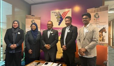 Ketua Pengarah Jabatan Perkhidmatan Veterinar, Datuk Dr Mohd Noor Hisham Mohd Haron (tengah) bergambar selepas sidang media penganjuran GAVIS 2026 di sini, hari ini. / Foto RTM