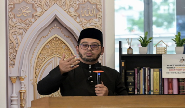 Menteri di Jabatan Perdana Menteri (Hal Ehwal Agama) Dr Zulkifli Hasan menyampaikan ucapan ketika hadir bagi menunaikan solat Jumaat di Outreach Oasis Bukit Bintang hari ini. / Foto BERNAMA