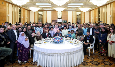 Perdana Menteri, Datuk Seri Anwar Ibrahim bergambar kenangan pada majlis makan malam bersama kira-kira 300 diaspora Malaysia di Turkmenistan serta rakan-rakan Malaysia di negara itu malam ini.