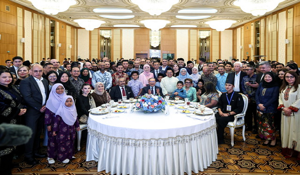 Perdana Menteri, Datuk Seri Anwar Ibrahim bergambar kenangan pada majlis makan malam bersama kira-kira 300 diaspora Malaysia di Turkmenistan serta rakan-rakan Malaysia di negara itu malam ini.