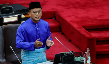 Menteri Besar Selangor Datuk Seri Amirudin Shari membentangkan Pakej Pengukuhan Daya Tahan Selangor pada Sidang Khas Dewan Negeri di Bangunan Dewan Negeri Selangor hari ini.
