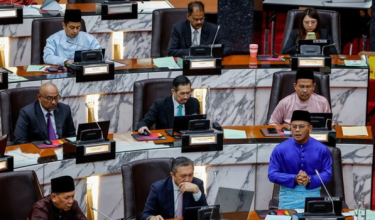 Menteri Besar Selangor Datuk Seri Amirudin Shari membentangkan Pakej Pengukuhan Daya Tahan Selangor pada Sidang Khas Dewan Negeri di Bangunan Dewan Negeri Selangor hari ini/ BERNAMA
