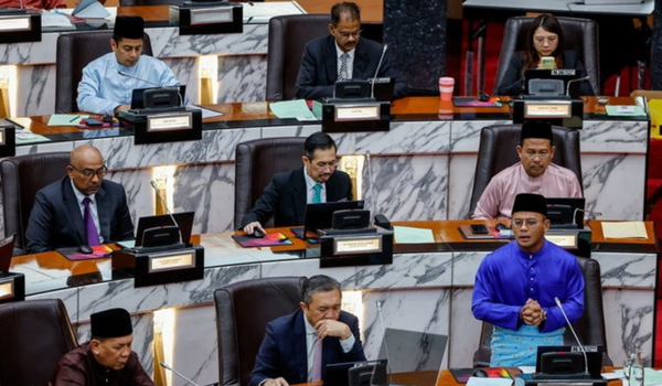 Menteri Besar Selangor Datuk Seri Amirudin Shari membentangkan Pakej Pengukuhan Daya Tahan Selangor pada Sidang Khas Dewan Negeri di Bangunan Dewan Negeri Selangor hari ini/ BERNAMA