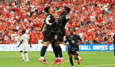 Jonathan David (kanan) raikan jaringan gol bersama rakan sepasukannya. Foto/Reuters