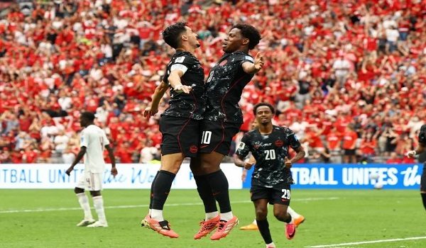 Jonathan David (kanan) raikan jaringan gol bersama rakan sepasukannya. Foto/Reuters