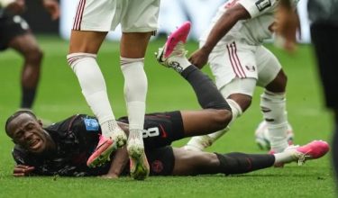 Kone terpaksa diusung keluar selepas mengalami kecederaan patah. Foto/AFP