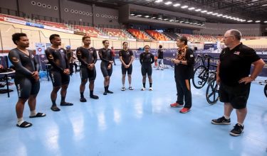 NILAI, 4 Julai -- Timbalan Ketua Kontinjen Negara ke Sukan Komanwel Birmingham 2022 Monteiro Gerard Clair (dua, kanan) semasa mengadakan pertemuan bersama atlet lumba basikal trek negara di Velodrom Nasional, hari ini.

Turut hadir ketua jurulatih berbasikal trek negara John Beasley (kanan). 

-- fotoBERNAMA (2022) HAK CIPTA TERPELIHARA