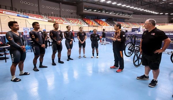 NILAI, 4 Julai -- Timbalan Ketua Kontinjen Negara ke Sukan Komanwel Birmingham 2022 Monteiro Gerard Clair (dua, kanan) semasa mengadakan pertemuan bersama atlet lumba basikal trek negara di Velodrom Nasional, hari ini.

Turut hadir ketua jurulatih berbasikal trek negara John Beasley (kanan). 

-- fotoBERNAMA (2022) HAK CIPTA TERPELIHARA