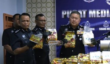 Datuk Khaw Kok Chin (kanan) menunjukkan kepada media antara dadah yang dirampas
