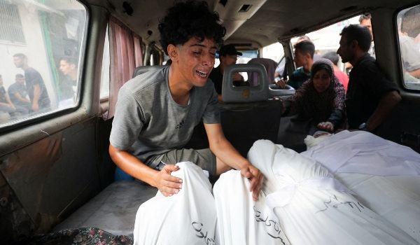 Seorang waris menangisi jenazah mangsa serangan udara Israel awal pagi tadi/Foto REUTERS