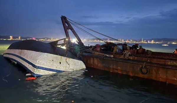 Kebanyakan penumpang merupakan sekumpulan keluarga dari Hanoi, termasuk lebih 20 kanak-kanak