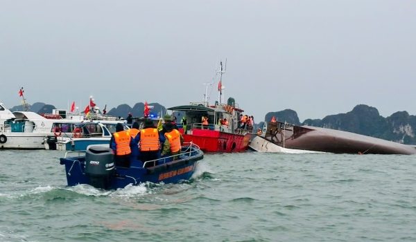 Teluk Ha Long antara destinasi pelancongan paling terkenal di Vietnam/Gambar fail AFP