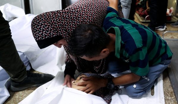 Ibu dan adik Kholoud meratapi jenazah kakaknya Kholoud, 17, yang terbunuh pada hari lahirnya pada subuh/Foto REUTERS