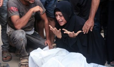 Seorang wanita meratapi pemergian salah seorang ahli keluargnya yang menjadi mangsa korban serangan zionis Israel baru-baru ini/Foto AFP