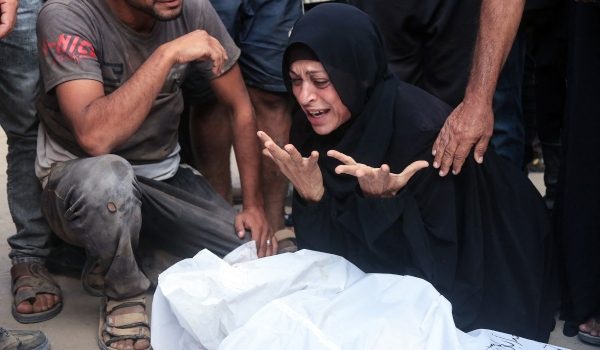 Seorang wanita meratapi pemergian salah seorang ahli keluargnya yang menjadi mangsa korban serangan zionis Israel baru-baru ini/Foto AFP