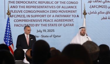 Utusan khas AS Massad Boulos (kiri) dan ketua perunding Qatar Mohammed al-Khulaifi pada sidang media bersama di Doha selepas DR Congo dan M23 menandatangani perjanjian gencatan senjata/Foto AFP