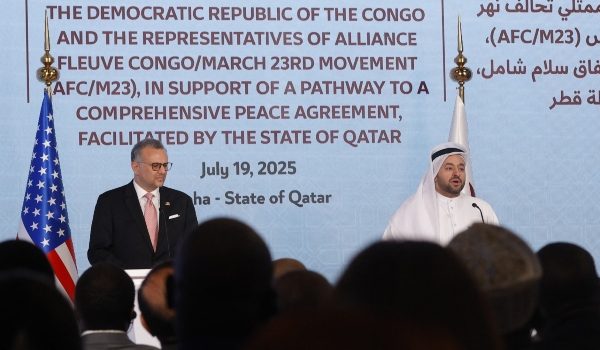 Utusan khas AS Massad Boulos (kiri) dan ketua perunding Qatar Mohammed al-Khulaifi pada sidang media bersama di Doha selepas DR Congo dan M23 menandatangani perjanjian gencatan senjata/Foto AFP