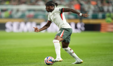 Penyerang Chelsea FC, Noni Madueke , mengawal bola ketika menentang SE Palmeiras pada separuh masa kedua dalam perlawanan suku akhir Piala Dunia Kelab FIFA 2025./Foto REUTERS