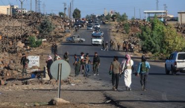 Etnik Badwi berkawal di pintu masuk barat Sweida ketika bertempur dengan militan Druze/Foto AFP