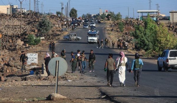 Etnik Badwi berkawal di pintu masuk barat Sweida ketika bertempur dengan militan Druze/Foto AFP
