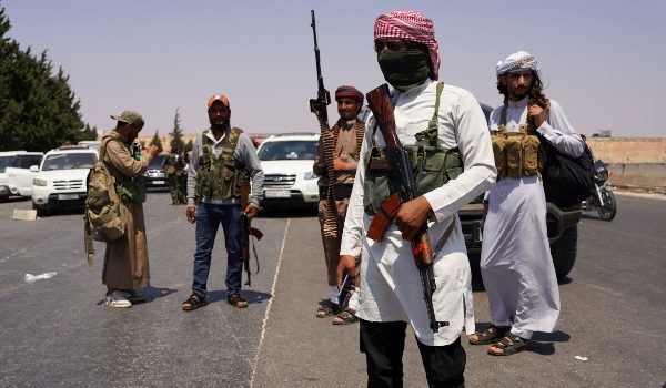 Suku Badwi berkawal di tepi jalan sambil memegang senjata ketika wilayah Sweida dilanda hampir seminggu keganasan susulan pertempuran antara suku Badwi dan militan Druze, di Idlib, Syria/Foto REUTERS