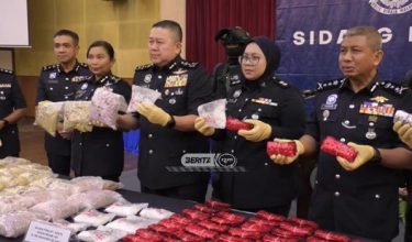 Datuk Khaw Kok Chin (tengah) menunjukkan kepada media sebahagian daripada dadah yang dirampas