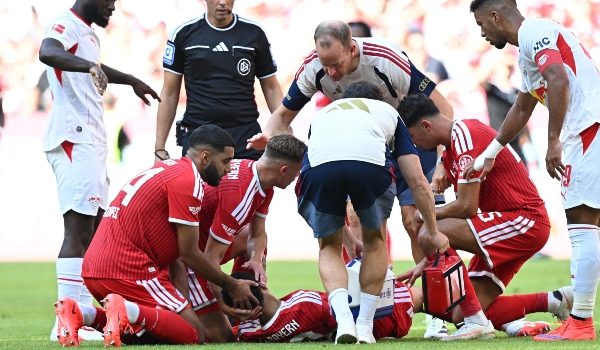 Bayern Munich, Jamal Musiala rebah selama 6 minit ketika aksi persahabatan menentang RB Leipzig di Allianz Arena, Munich/Foto REUTERS