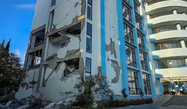Sebuah bangunan yang rosak susulan gempa bumi berukuran 7.7 magnitud di Ruteng, Manggarai, Nusa Tenggara Timur pada 15 Ogos lalu