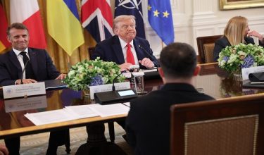 Presiden Amerika Syarikat, Donald Trump, semasa pertemuan dengan beberapa pemimpin Kesatuan Eropah di White House, Washington, DC/ Foto AFP