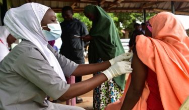 Seorang pegawai kesihatan Nigeria memberikan suntikan vaksin Mpox kepada seorang wanita di Kaduna/Foto REUTERS