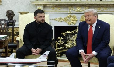 Presiden Amerika Syarikat, Donald Trump (kanan) bertemu Presiden Ukraine, Volodymyr Zelensky di White House/Foto AFP