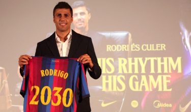 Pemain baharu FC Barcelona, Rodri bergambar sambil memegang jersi ketika diperkenalkan secara rasmi di Spotify Camp Nou, Barcelona, Sepanyol/Foto REUTERS