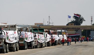 Semalam sebanyak 300 lori diarah berpatah balik dan hanya 35 buah dibenarkan masuk. Foto AFP