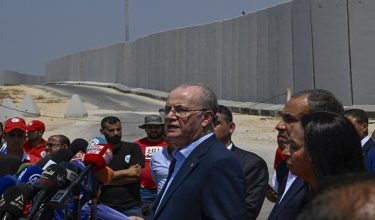 Perdana Menteri Palestin Mohammad Mustafa sewaktu bercakap pada sidang media bersama Menteri Luar Mesir Badr Abdelatty di sempadan Rafah. Foto AFP