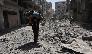 Penduduk Palestin mengutip barangan dari runtuhan rumah yang musnah akibat serangan Israel di kejiranan al-Zeitoun, Bandar Gaza. Foto- AFP