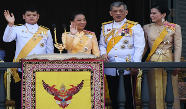 Puteri Bajrakitiyabha Mahidol (dua dari kiri) di balkoni Dewan Suddhaisavarya Prasad, Grand Palace, Bangkok pada 6 Mei 2019. Foto- AFP