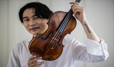 Pemain biola Korea Selatan berpusat di Berlin, Inmo Yang bergambar dengan biola “Carrodus”. Instrumen berusia tiga abad itu bakal dipersembahkan buat pertama kali di BBC Proms. Foto- AFP